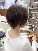 ボーイッシュになりすぎない無造作ショート×カーキベージュ