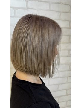 ビス ヘア アンド ビューティー 西新井店(Vis Hair＆Beauty) 10代20代30代切りっぱなしボブホワイトベージュ