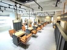 メンズグレース(men's GRACE)の雰囲気（合計17席+個室1席あり。解放感溢れる空間で気分もリフレッシュ）