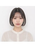 透明感グレージュ×イヤリングカラーのミニボブ