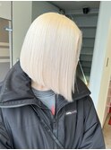ホワイトブロンド×ボブヘア