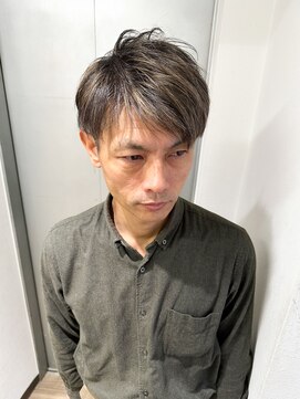 大人のアップバングショート×白髪ぼかしハイライト