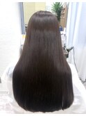 背中まで届くほどの非常に長いストレートヘア