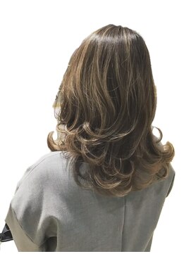 アルム(arum) 動きが映える大人レイヤーカール、ミディアムスタイル。