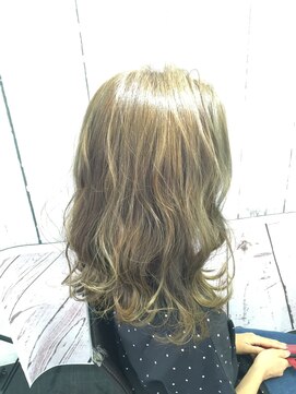 シー(S.H.E) ベージュセミディ