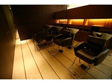 フェバリットプレイス Favorite Placeの雰囲気（落ち着いた照明のシャンプー台は居心地のよさが高評価◎）