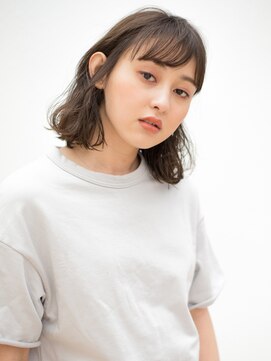 エムクランメイクス 原宿 表参道(m.clan MAKE'S) 大人かわいい センターパート 【ふわミディ 切りっぱなしボブ】