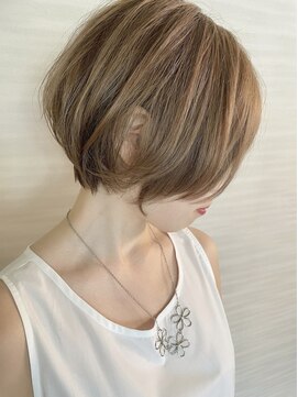 アリカ(alica) 奥行きショートナチュラルショート/シフォンベージュ