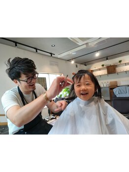 一人でマンツーマン接客を意識する美容師です。