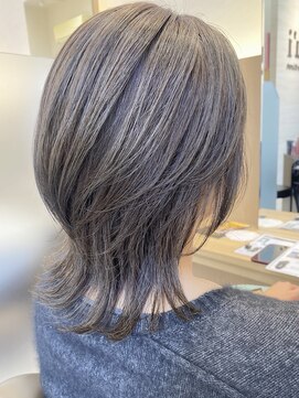 ウイバイファースト(u'i by first) 《シャープカッコいい♪》ミディアムウルフスタイル×グレージュ