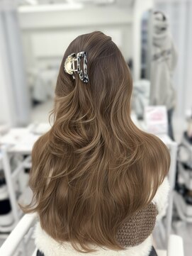 アマトウキョウスマートサロン(AMA TOKYO×Smart Salon) ヘーゼルベージュ　ブリーチなし　レイヤーカット　海外風