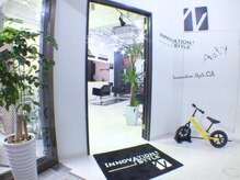 イノヴェーションスタイル(INNOVATION STYLE)の雰囲気（階段を上がると白を基調とした店内へ）