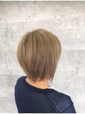 アッシュベージュのショートスタイル