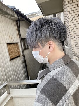 ブレイズ ザ サロン(BLAZE THE SALON) 濃いめシルバー刈り上げマッシュ束感ショート【BLAZE 大庭】
