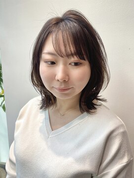 ステア ケース(stair case) 外ハネくびれミディアムレイヤーカット顔まわり前髪カット