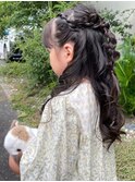 キッズ　ヘアアレンジ　編み込みハーフアップ　ゆる巻き