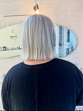 コス(KOS) 【KOS 立川】ホワイトカラー×切りっぱなしボブ