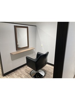 月に数百人"メンズ"だけを担当しているプロの技術。少人数半個室の空間にて"メンズの理想"に寄り添います。