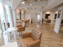 マカナ(makana)の雰囲気（大人女性の心をくすぐる白いアンティーク調の内装）