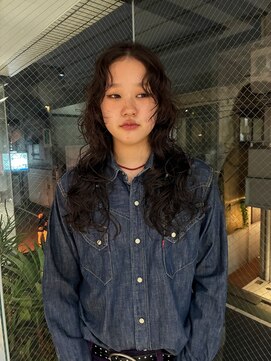 カート バイ デコ(Kurt by DECO) ロングレイヤーに大きめパーマ