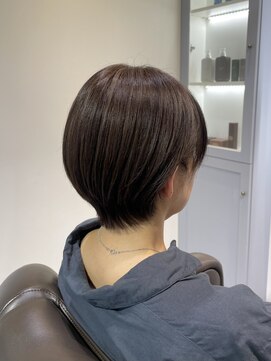 ロエ(loe) 軽やかなショートボブと繊細なハイライト。脱白髪染め