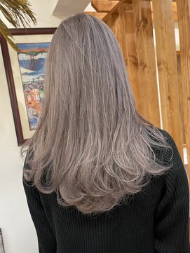 ルイ(ROUIS produced by LUCK 津田沼) 白髪ぼかしハイライト/レイヤーカット/ブリーチ