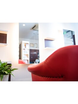 安心営業のナイトデイ♪金・土曜日は21時まで営業致しております。（17時以降要予約。カット受付20時まで）