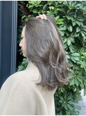 オリーブベージュ×ミディアムレイヤー/かき上げ前髪