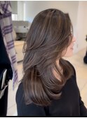 レイヤーカット　ロング　大人ハイライトカラー