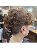 大人かわいいパーマスタイルのハンサムショート