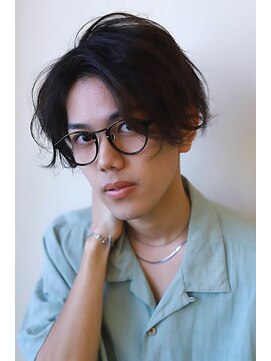 ラフな動きで魅せる大人のメンズニュアンスショート