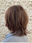 アレンジもしやすいセミロングのウルフレイヤー
