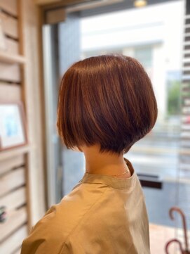 サロンドカスティーロ(salon de castillo) 20代30代40代大人きれいストレート耳掛け丸みボブマロンベージュ