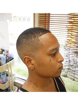 ダンブライズバーバー(DAN BRISE) スキンフェードボウズ