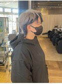 ホワイトベージュカラーにインナーブルージュのショートウルフ