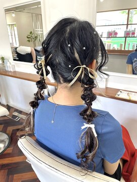 ヘアーアンドメイクアップモパ ツイン編み下ろし