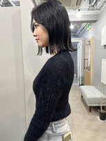 カミエ(kamie) ツヤのあるブラックミディアム × 毛先カット