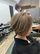 エニー 四条大宮(aNy) 明るめベージュ×立体感!軽やかに流れる大人のショートボブ