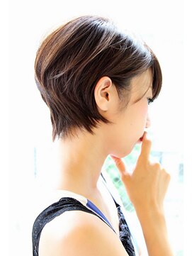 レウナ 外苑前(Reuna) 大人女性xノームコアxベビーショートx黒髪