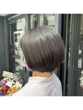 イーチ ヘアーアンドトータルビューティ(each hair&total beauty) グレージュアッシュ/重めショートボブ【青木元子】
