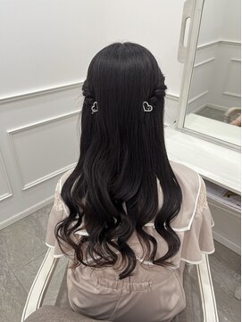 リルミー(Lilme) 【ヘアメ】大人ガーリーさんに♪ねじりハーフツイン＊新井