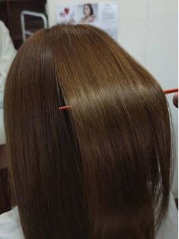 髪のダメージを最小限に抑え、ツヤのある髪色に。キレイが長持ちする白髪染めが人気♪