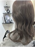赤みを抑えた柔らかグレージュ