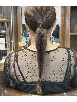 エミュー(emue) 京都20代30代フィッシュボーン編み込み結婚式ヘアアレンジ◯中島