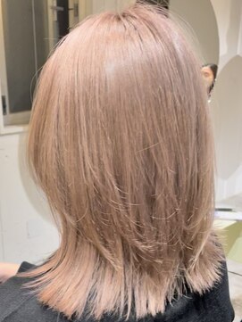 ストレータ バイ マリオ(Strata by mario) ［横山］ホワイトミルクティーベージュ×くびれミディアムボブ