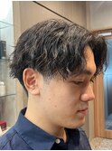 男らしさ溢れるツイストスパイラルパーマのセンターパート