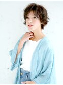 ラフさと女らしさが交錯する大人のカジュアルショート