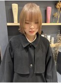 ベージュカラー顔まわりレイヤー姫カットボブブリーチフルバング