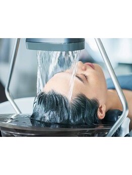 【半個室空間で癒しを】フルフラットのシャンプー台で受けるスパは、思わず眠ってしまうほどの気持ちよさ◎