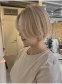 ショートボブ×ホワイトカラー